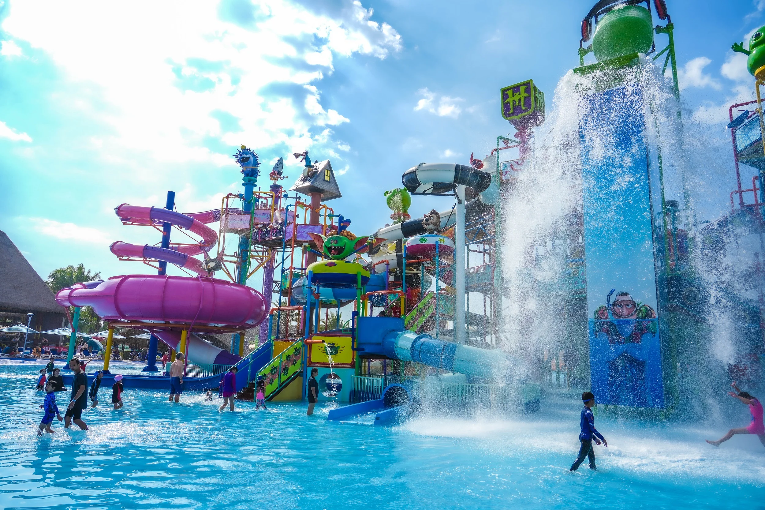 สไลเดอร์และเครื่องเล่นใน Columbia Pictures Aquaverse