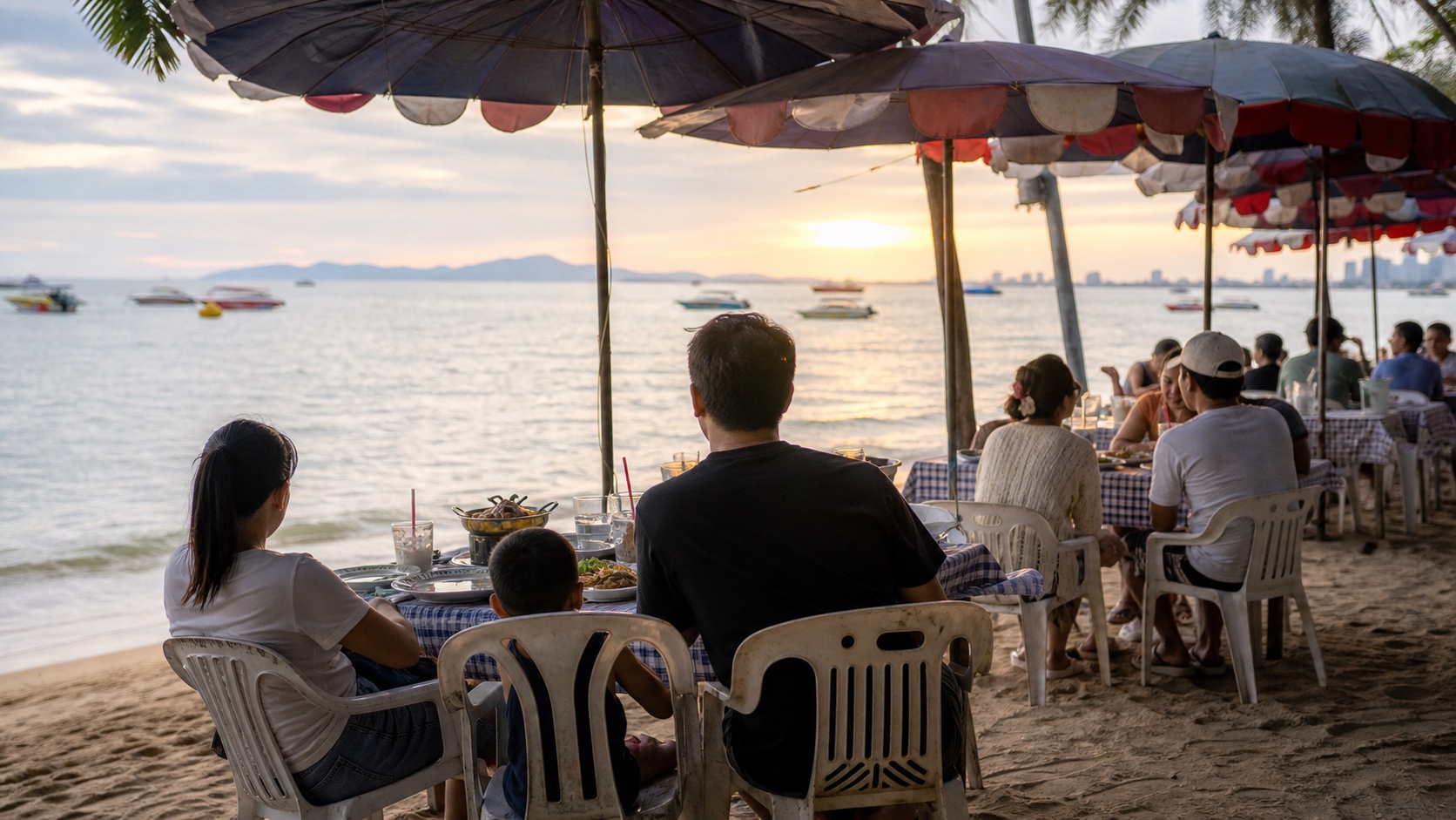 ภาพประกอบร้านอาหารริมทะเลหาดจอมเทียนช่วงเย็น
