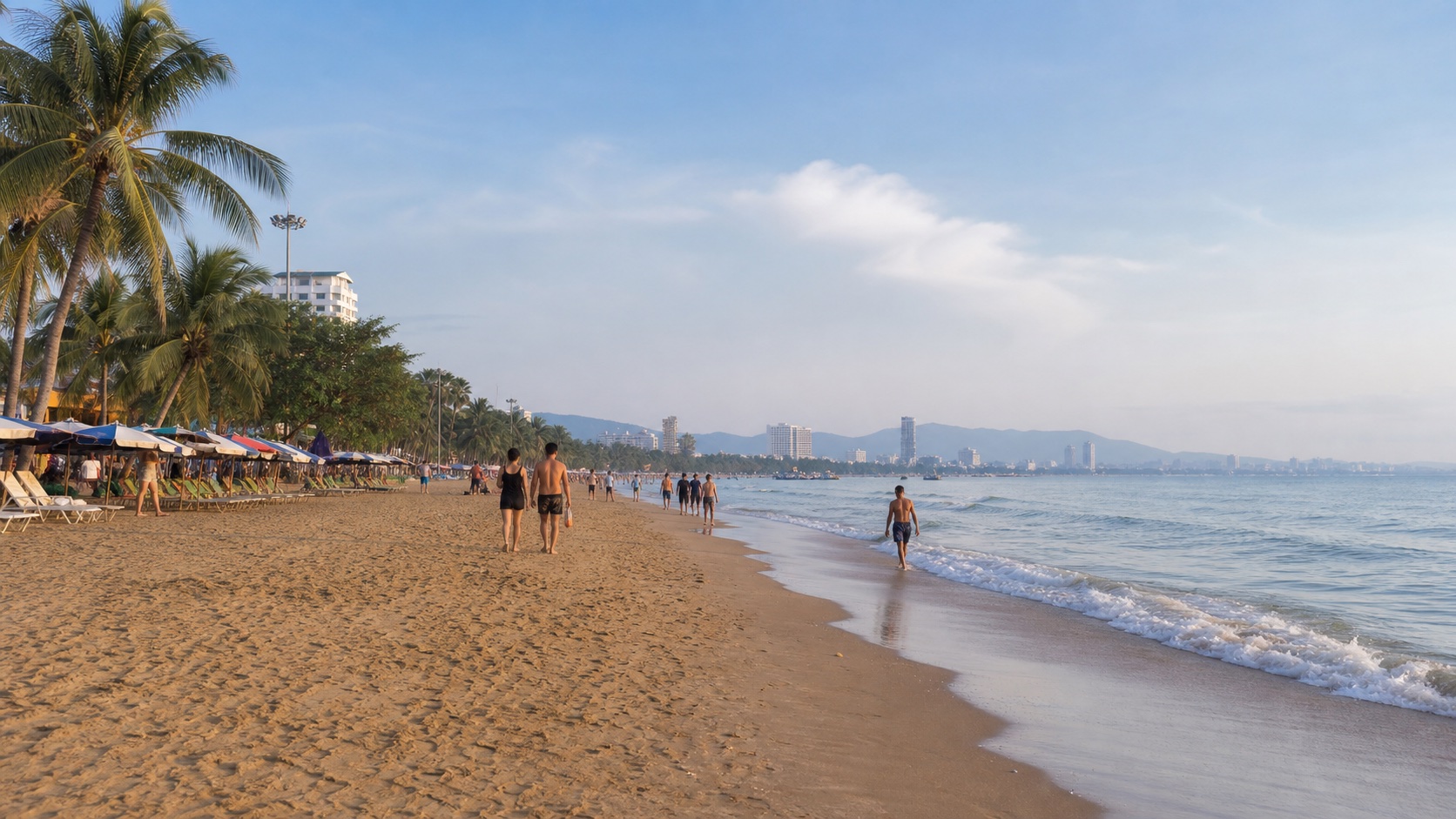 นักท่องเที่ยวเดินเล่นริมชายหาดจอมเทียนในช่วงเช้า