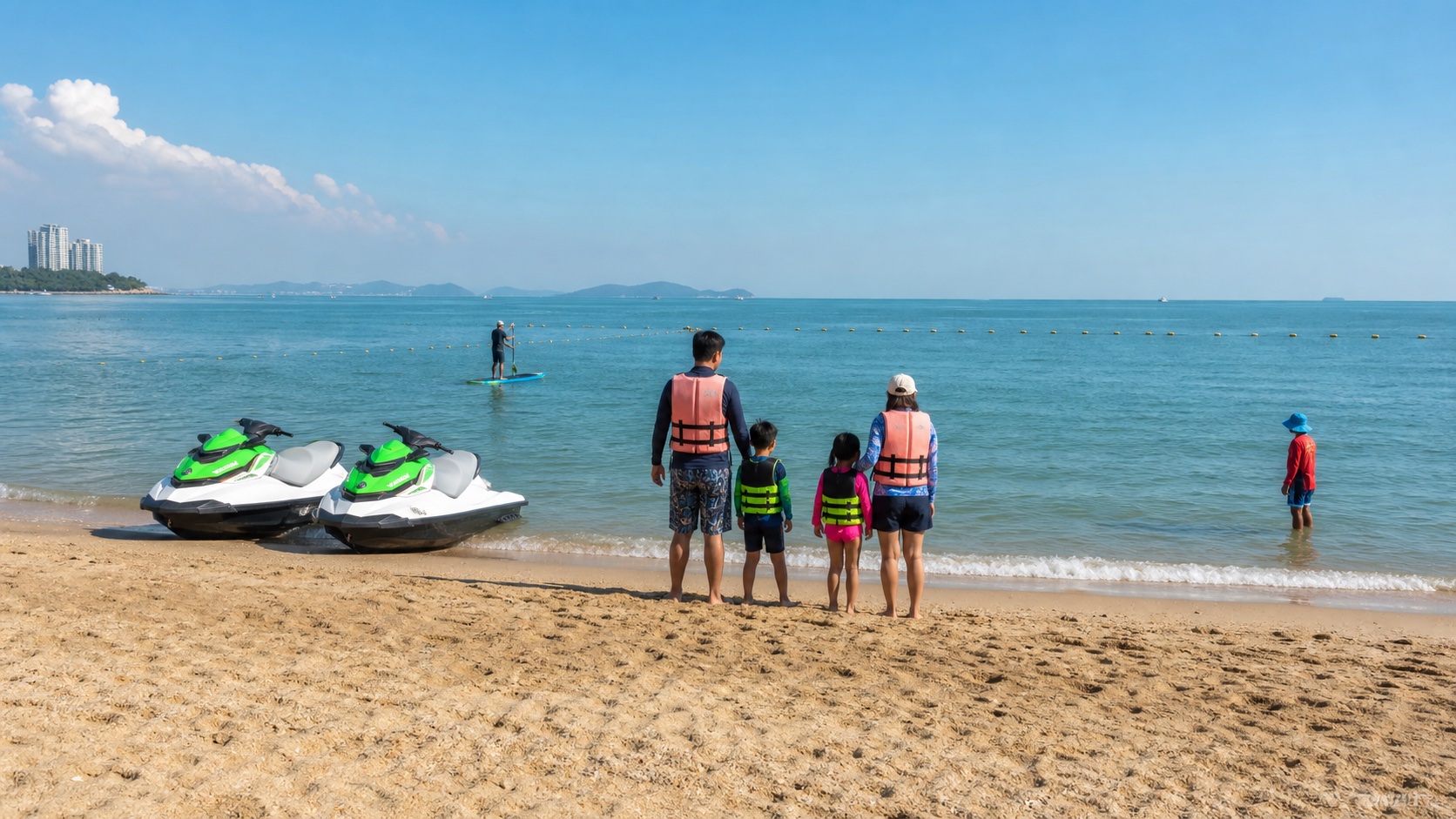 ครอบครัวเตรียมทำกิจกรรมทางน้ำริมชายหาดจอมเทียน