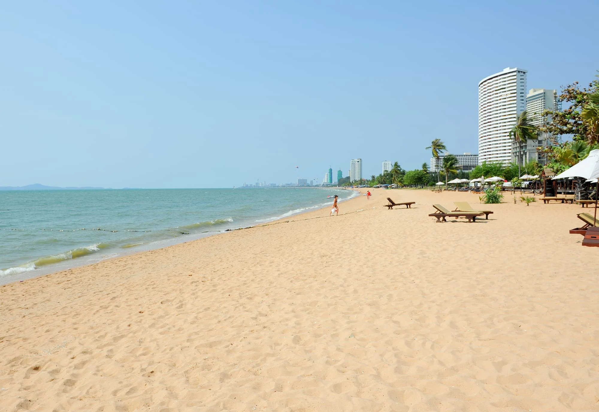ชายหาดจอมเทียนในช่วงเช้า