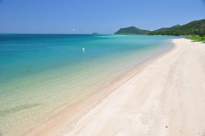 หาดตาแหวนบนเกาะล้าน น้ำทะเลใสและชายหาดสีอ่อน
