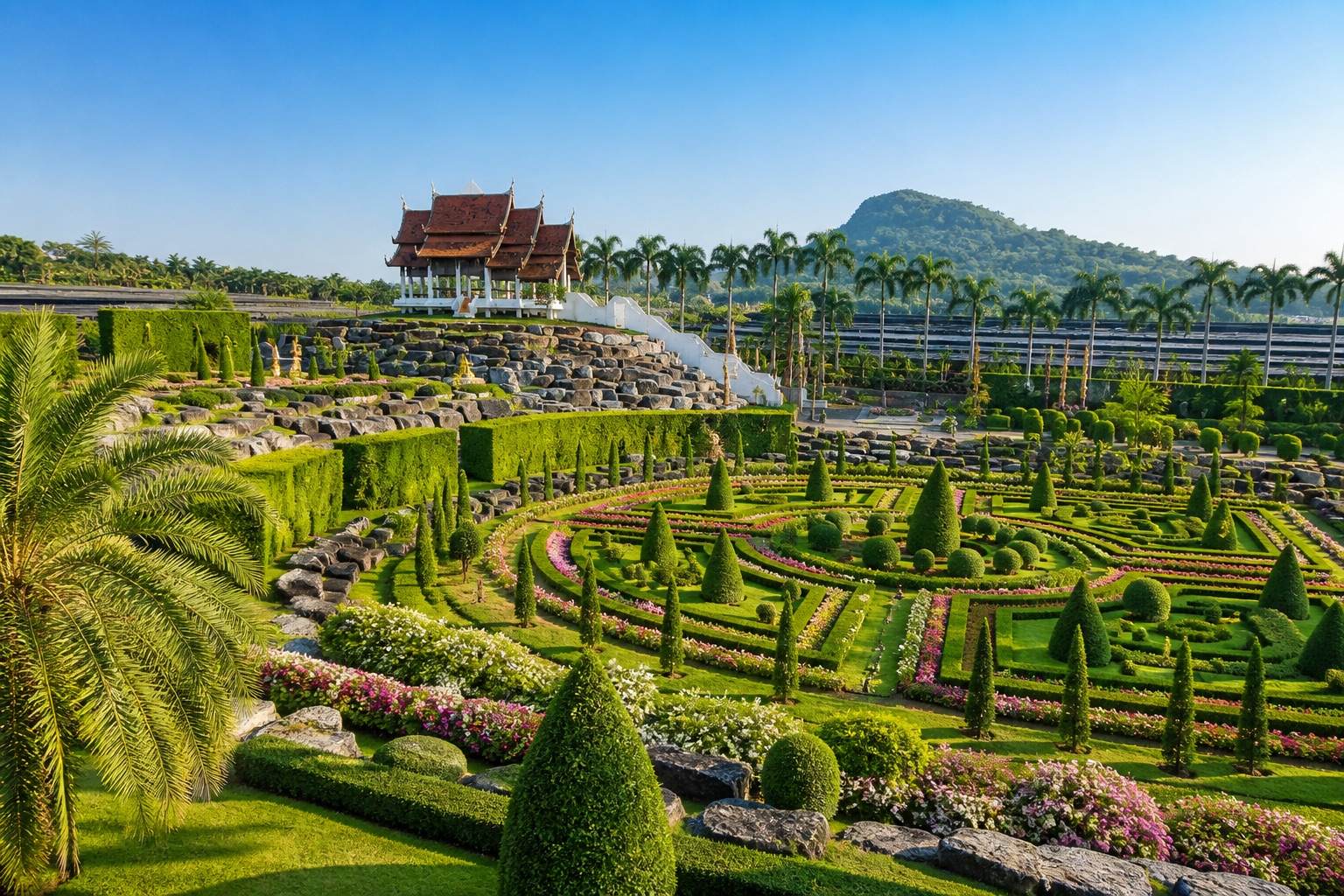 มุมกว้างสวนพฤกษศาสตร์ พุ่มไม้ตัดแต่ง และศาลาไทยในสวนนงนุช
