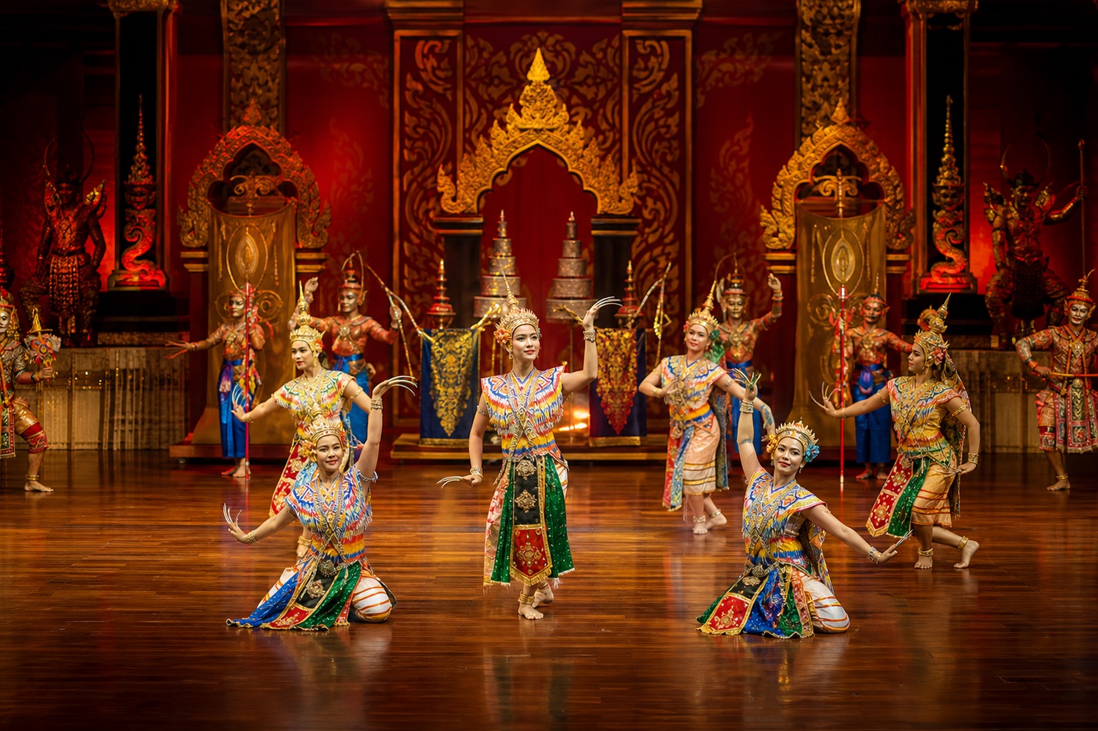 การแสดงนาฏศิลป์ไทยบนเวทีประดับลวดลายไทย