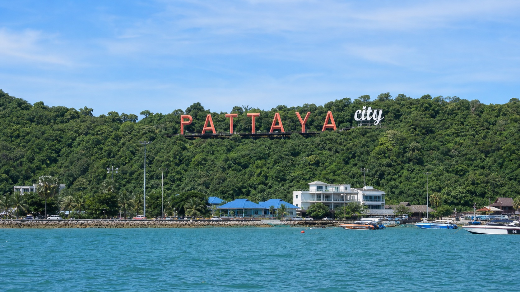 ป้าย Pattaya City บนเนินเขาเขียวใกล้ชายฝั่งพัทยา