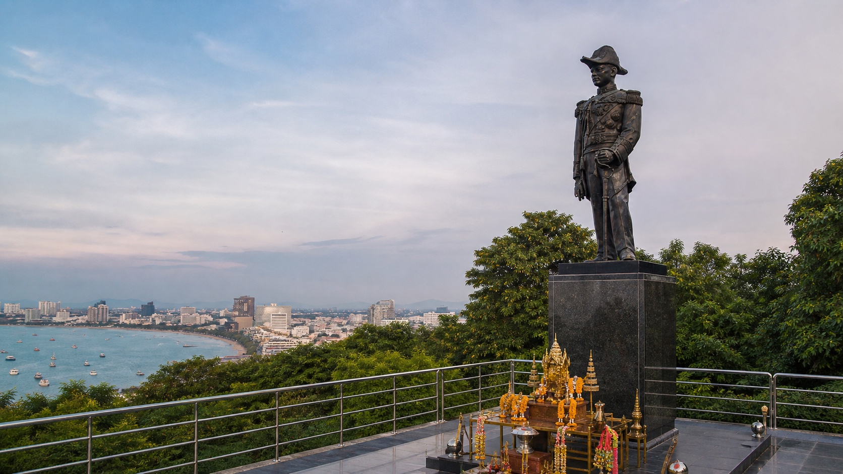 อนุสาวรีย์กรมหลวงชุมพรเขตรอุดมศักดิ์บนเขาพระตำหนัก มองเห็นอ่าวพัทยา