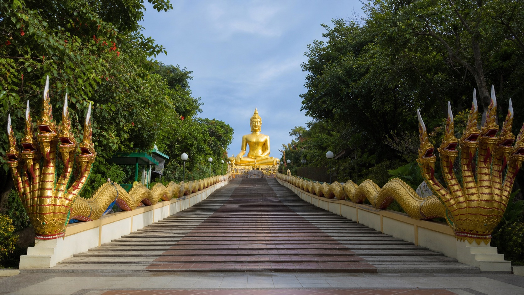 บันไดพญานาคและพระพุทธรูปสีทองขนาดใหญ่ที่วัดพระใหญ่บนเขาพระตำหนัก