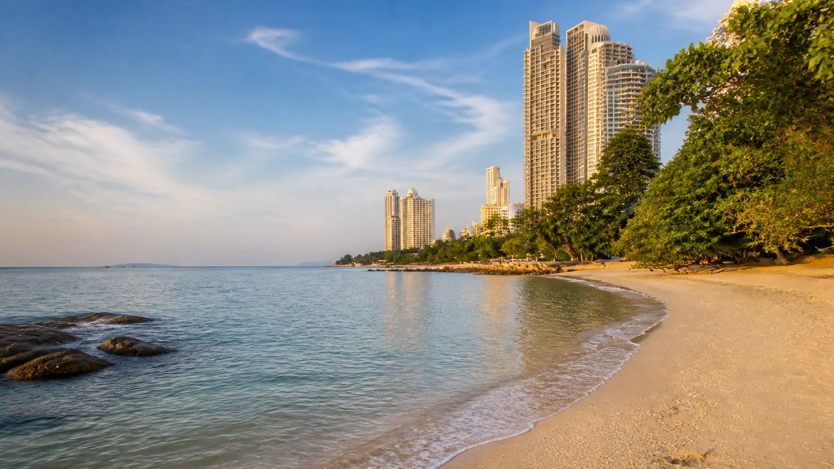 ภาพ AI จำลองแนวชายหาดวงศ์อมาตย์และอาคารริมทะเลพัทยาเหนือ
