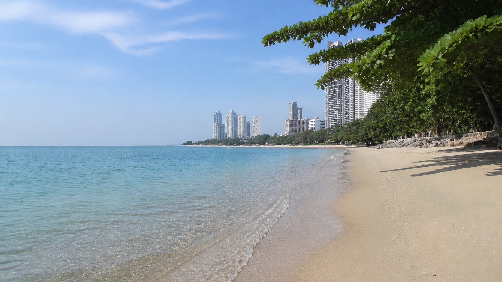 ชายหาดวงศ์อมาตย์ยามเช้า น้ำทะเลสงบและหาดทราย
