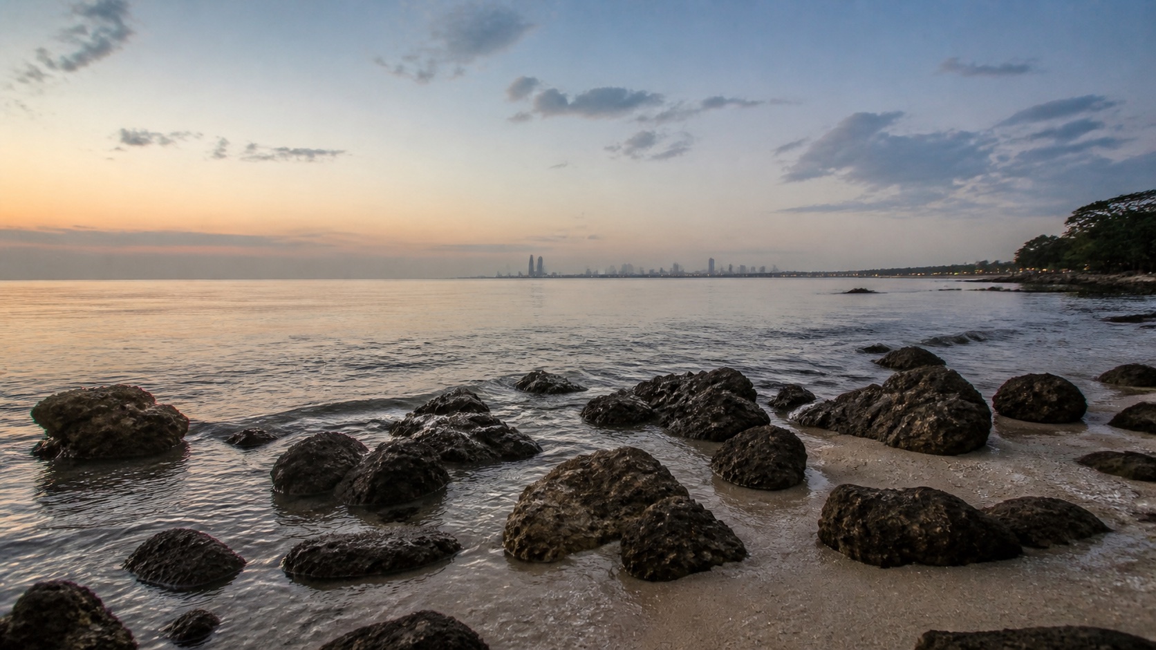 โขดหินและผืนน้ำช่วงหัวค่ำที่หาดวงศ์อมาตย์