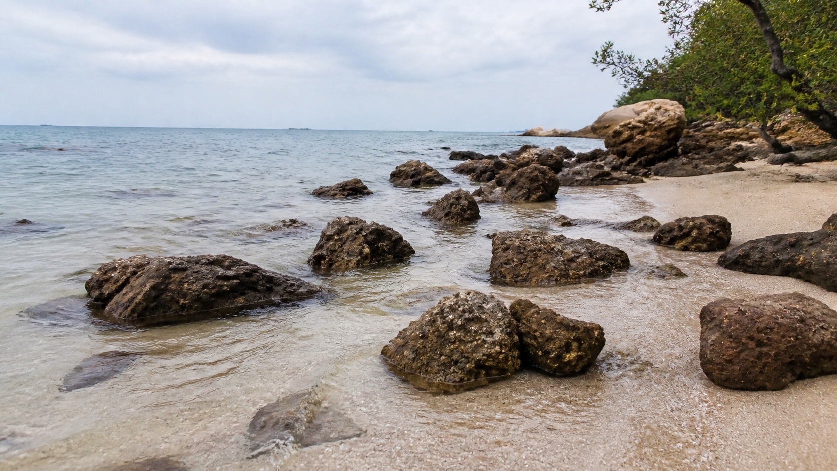 โขดหินริมชายฝั่งหาดวงศ์อมาตย์กับน้ำตื้น